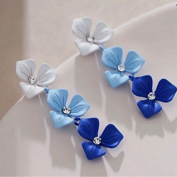 🩵 Betsey Johnson NEW triple blue flower dangle earrings 🩵 - Picture 1 of 9